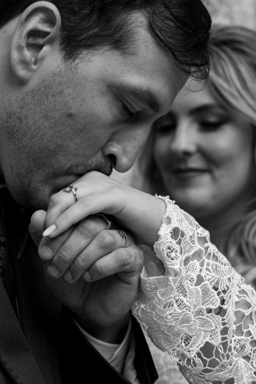 BESO MANO